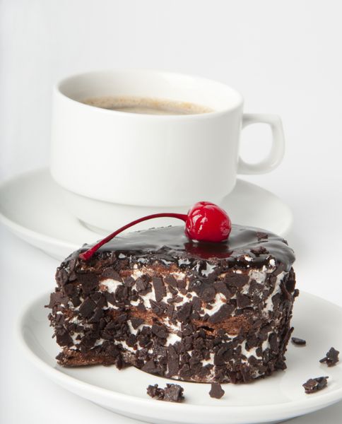 فنجان قهوه و دسر شکلات با یک گیلاس