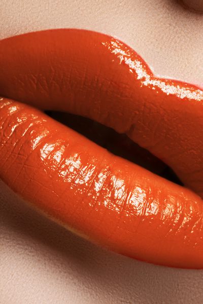 آرایش لب مرجان روشن شات ماکرو شاد و پر از لب کامل زیبا با آرایش رژ لب نارنجی