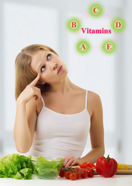 زن جوان و جوان با سبزیجات غذاهای سالم و سرشار از ویتامین ها را انتخاب می کند
