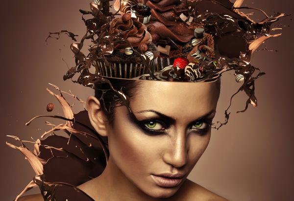 زن با شکلات در سر و چلپ چلوپ