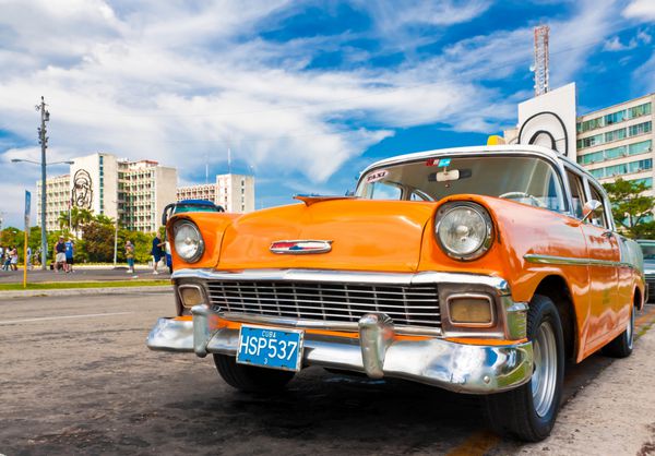 هاوانا 16 فوریه شورولت های کلاسیک در میدان انقلاب در شانزدهم فوریه 2012 در هاوانا کوبا پارک شدند قبل از تصویب قانونی جدید که در اکتبر 2011 صادر شد کوبایی ها فقط قبل از سال 1959 می توانند با اتومبیل هایی که در جاده بودند تجارت کنند