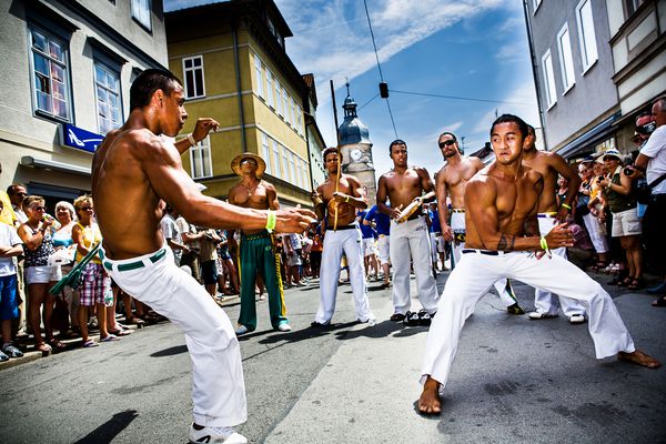 کوربورگ آلمان 11 ژوئیه رقصندگان ناشناس مرد capoeira در جشنواره سالانه سامبا در کببورگ آلمان در 11 ژوئیه 2010 شرکت می کنند