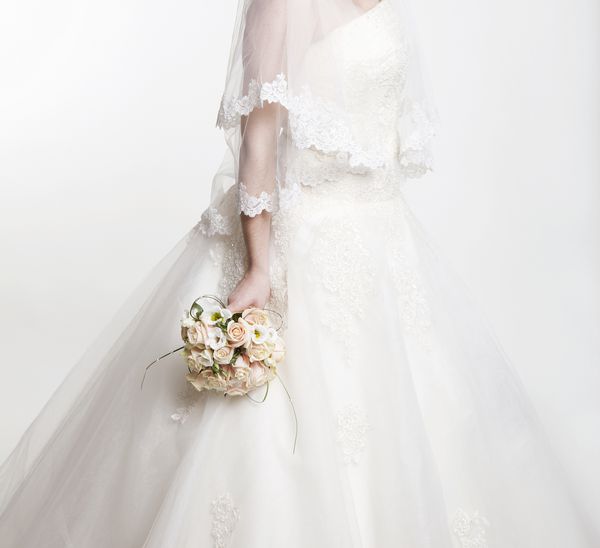 دسته گل عروسی صورتی و سفید از گل رز به دست عروس