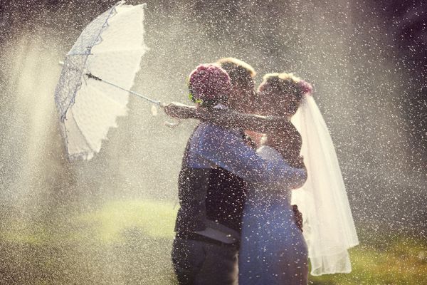 بوسه عروسی در باران