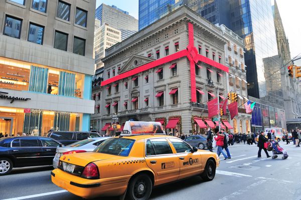 NEW YORK CITY NY 30 دسامبر تاکسی زرد در خیابان پنجم در تاریخ 30 دسامبر 2011 در شهر نیویورک با فروشگاه های خرده فروشی در سطح جهانی این مکان در جهان گران ترین فضاهای خرده فروشی توسط Forbes در سال 1998 قرار گرفت