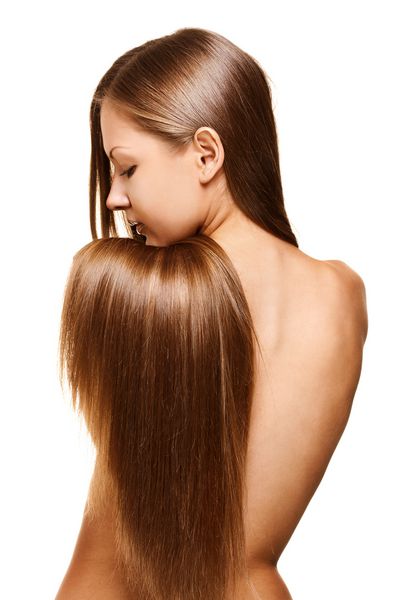 پرتره نزدیک از یک زن جوان زیبا با موهای بلند و براق ظریف از پشت مدل مو جدا شده در پس زمینه سفید موهای مستقیم سالم