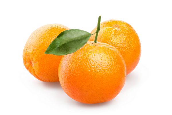 سه پرتقال جدا شده در زمینه سفید