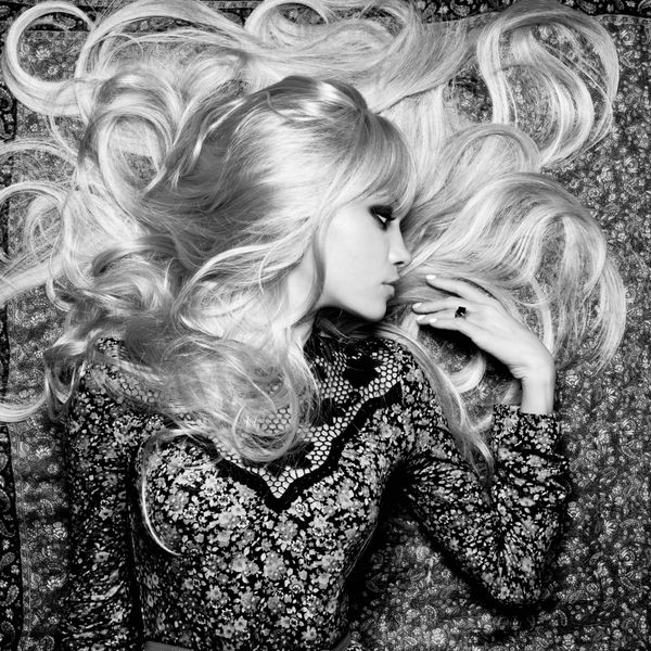 عکس سیاه و سفید زن زیبا با موهای باشکوه
