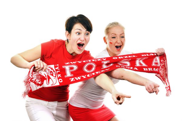 دو زن هواداران فوتبال لهستان لباس و رنگ روسری ملی لهستان