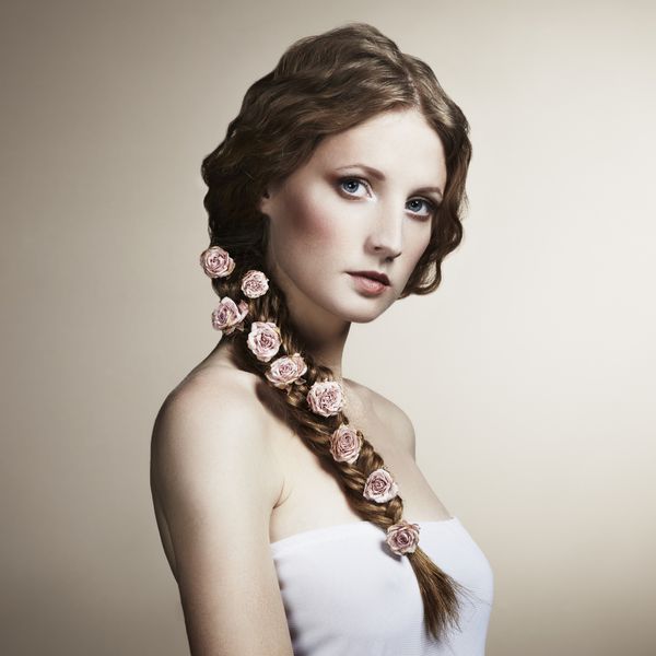 پرتره یک زن زیبا با گل در موهایش عکس مد