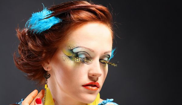 زرق و برق زن جوان مدل های زیبا با آرایش کامل و مژه های دروغین بلند ساخته شده از پرها