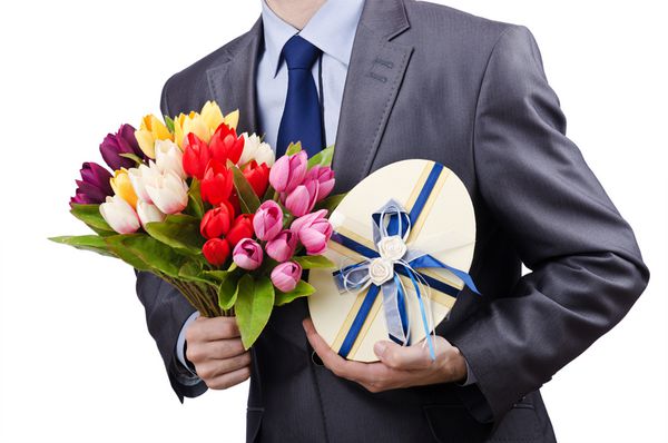 تاجر با صندوق هدیه و گل