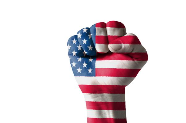تصویر کم کلید از یک مشت که به رنگ پرچم آمریکا رنگ شده است