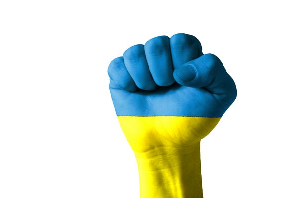 تصویر کم کلید از یک مشت که به رنگ پرچم اوکراین نقاشی شده است