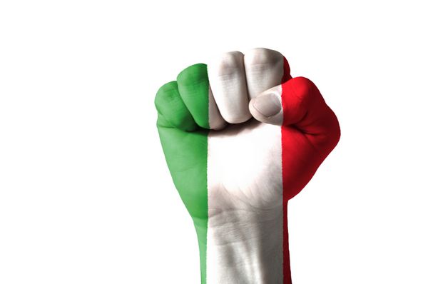 تصویر کم کلید از یک مشت که به رنگ پرچم ایتالیا رنگ شده است