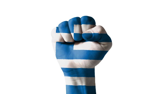 تصویر کم کلید از یک مشت که به رنگ پرچم یونان نقاشی شده است