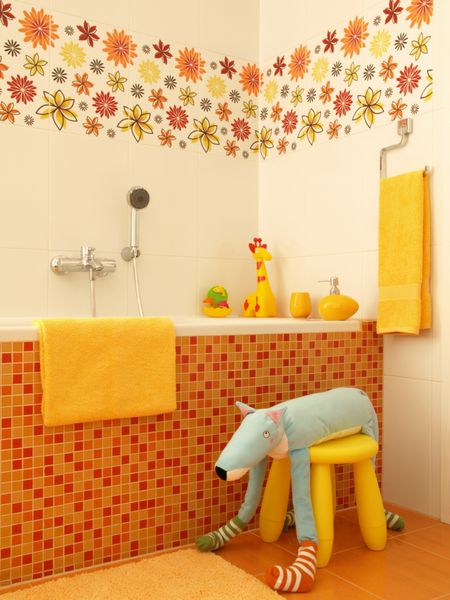 فضای داخلی حمام نارنجی برای کودکان