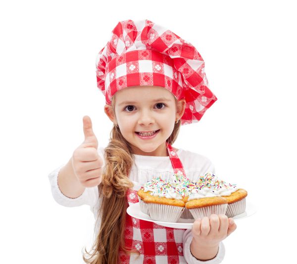 اولین کلوچه من آماده است دختر کوچولو با کلاه سرآشپز و کلوچه جدا شده