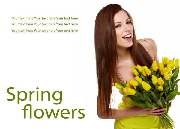 زن با دسته گل لاله ها که بر روی زمینه سفید جدا شده و لبخند می زند