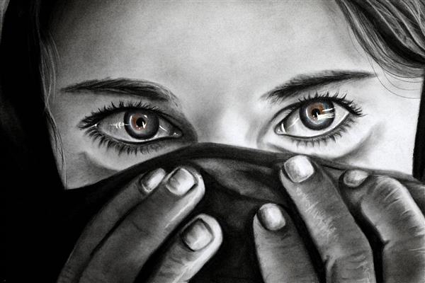 دختر ایرانی با دستان پینه بسته و چشم های زیبا