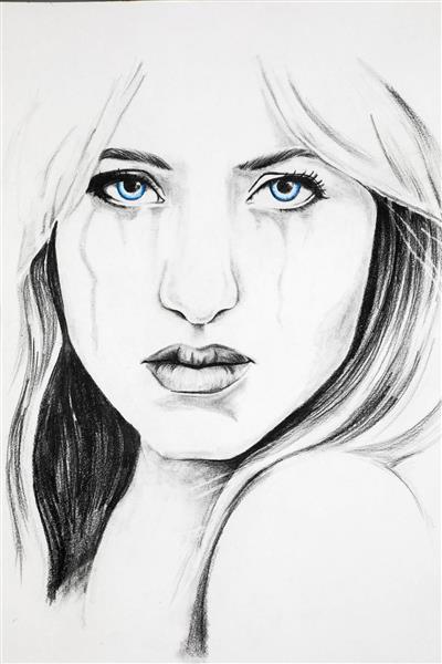 دختری با چشمان اشک آلود و آبی