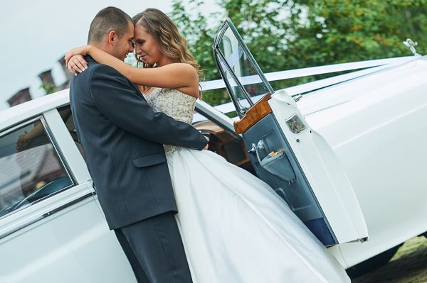 پرتره عروسی عروس و داماد از وقت خود با ماشین عروسی پرنعمت لذت می برند