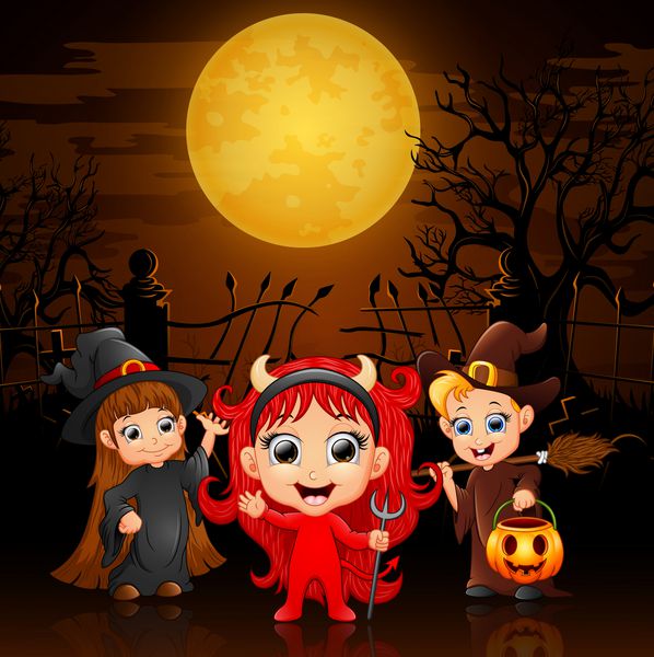 بچه های کوچک هالووین لباس را در گورستان می پوشند
