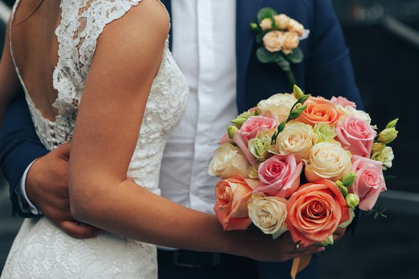 دسته گل عروس در دست عروس
