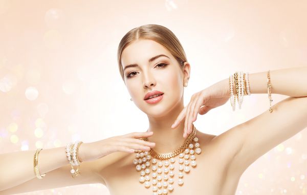 جواهرات زنانه مدل لباس مجلسی زیبایی در معرض جواهرات پرتره آرایش دخترانه زیبا