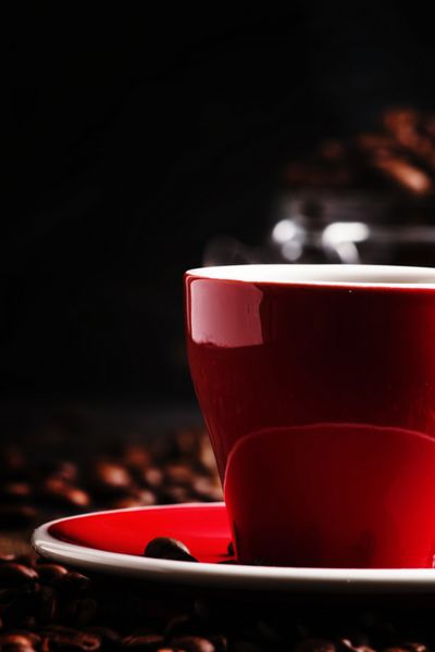 قهوه اسپرسو در یک فنجان قرمز کلید کم تمرکز انتخابی