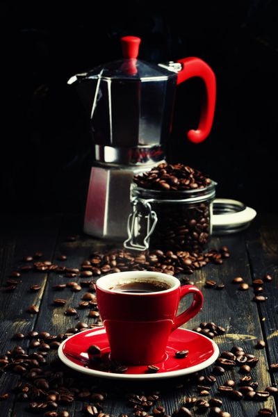 قهوه اسپرسو در یک فنجان قرمز کلید کم تمرکز انتخابی