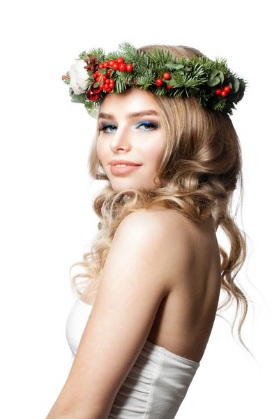 دختر سال نو مدل لباس زن مبارک با مدل موهای فرفری آرایش و تاج گل کریسمس جدا شده در زمینه سفید