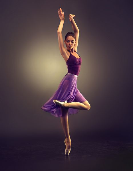 بالرینا باله زن برازنده جوان با لباس حرفه ای کفش و دامن بی وزن بنفش مهارت رقصیدن را نشان می دهد زیبایی باله کلاسیک