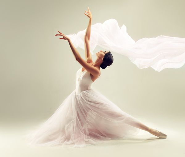 بالرینا باله زن برازنده جوان با لباس حرفه ای کفش و دامن بی وزن سفید نشان دهنده مهارت رقصیدن است زیبایی باله کلاسیک