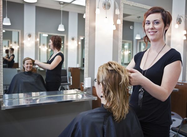 زن گرفتن یک مدل مو در یک سالن زیبایی