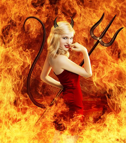 زن جوان به عنوان شیطان در آتش
