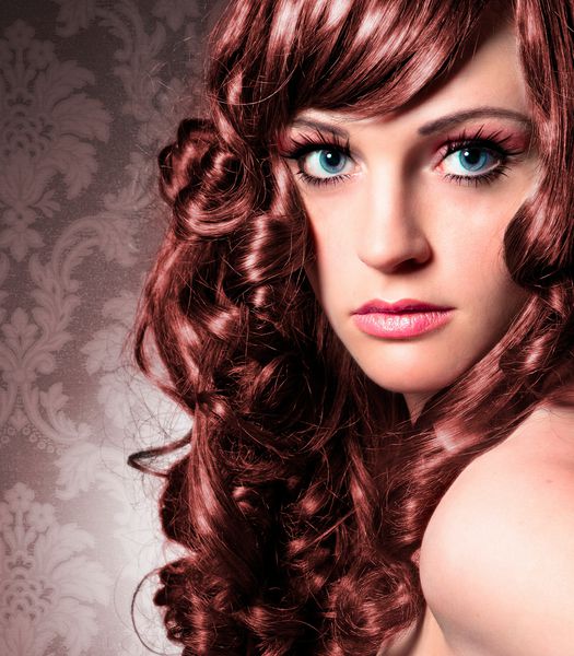 زن زیبا با موهای فرفری قهوه ای رنگ مو-16