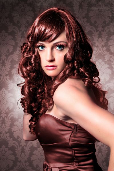 elegante Lady mit braunem lockigem Haar haircolors-15