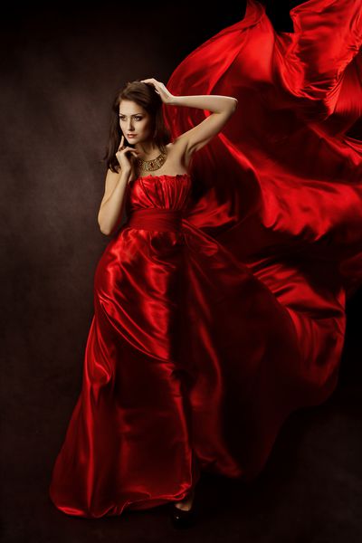 زن با لباس قرمز با پارچه پرواز
