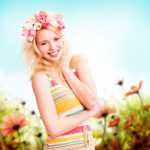 jung blonde Frau mit Tulpenkopfschmuck