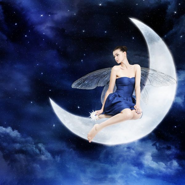 زن جوان جورجیا به عنوان پری در ماه