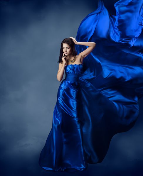 زن با لباس آبی با پارچه ابریشمی پرنده