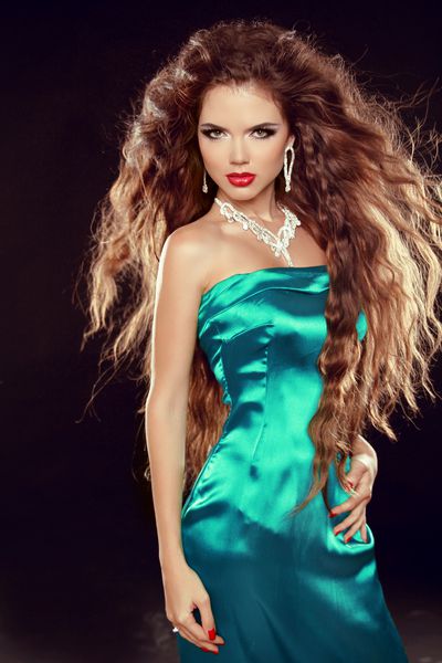 زن زیبا و زیبا با موهای مجعد بلند در لباس مجلل زیبا p