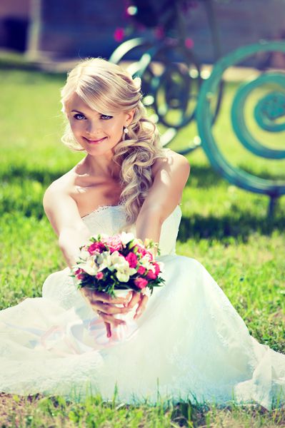 عروس بلوند زیبا با دسته گل