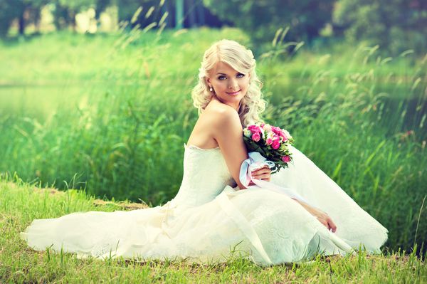 عروس بلوند زیبا با دسته گل