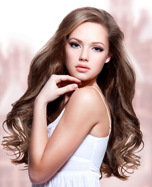 زن جوان و زیبا با موهای مجعد بلند