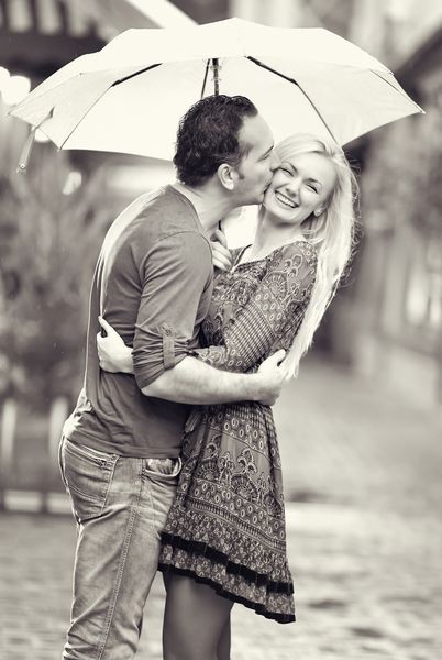 زوج مبارک که زیر باران می بوسند