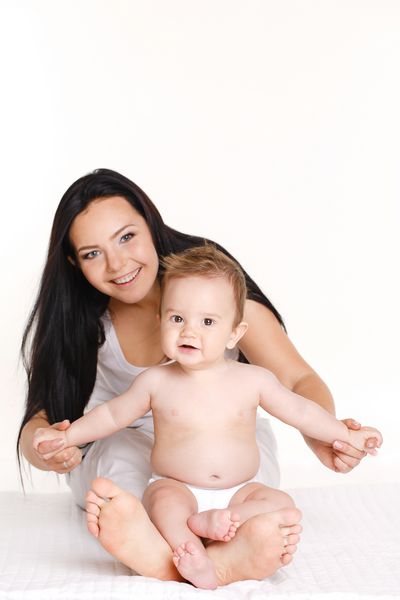 پرتره یک مادر و کودک بر روی زمینه سفید