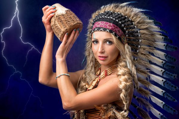 زن زیبا در هدفون بومی آمریکا