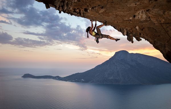 صخره نورد جوان زن در غروب آفتاب جزیره Kalymnos یونان